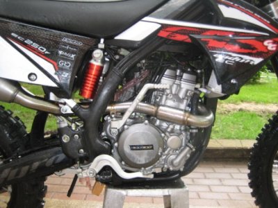 250fse_engine_pipe_rt.JPG